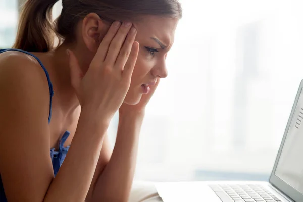 Kobieta zmartwień z powodu trudności w pracy — Zdjęcie stockowe