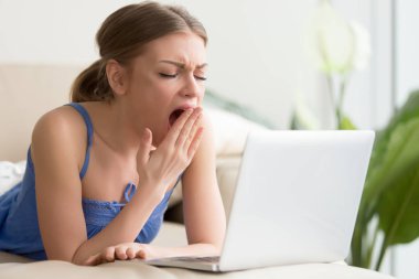 Yorgun kadın laptop çok uzun işten sonra esneme