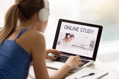 Kız öğrenci dinleme anlatım içinde Internet