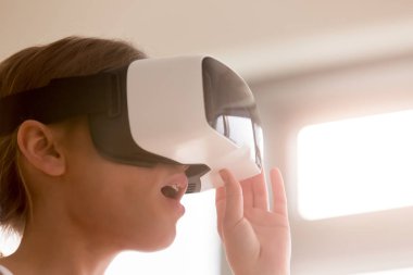 Vr kulaklık sanal gerçekliği sürpriz kadında