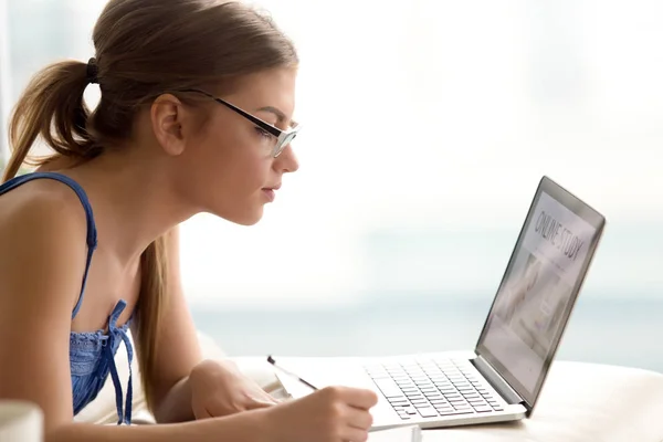 Estudante do sexo feminino estudando online com laptop — Fotografia de Stock