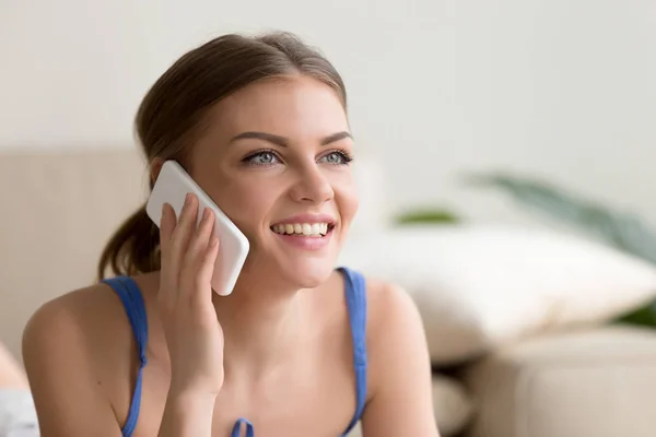 Счастливая женщина говорит по мобильному телефону дома — стоковое фото