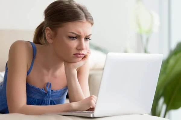 Giovane donna guardando film noioso sul computer portatile — Foto Stock