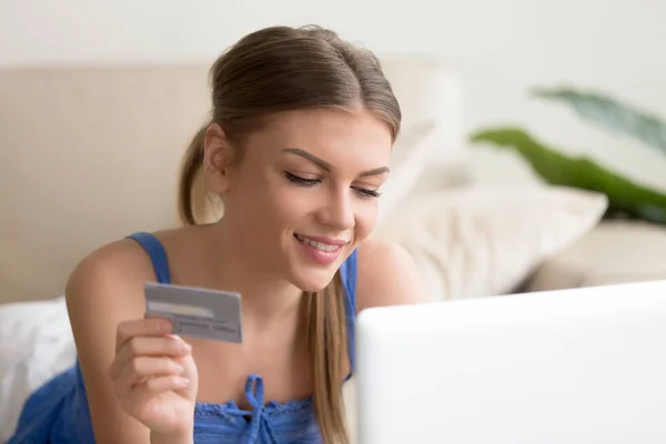 女人为数字支付使用信用卡 — 图库照片
