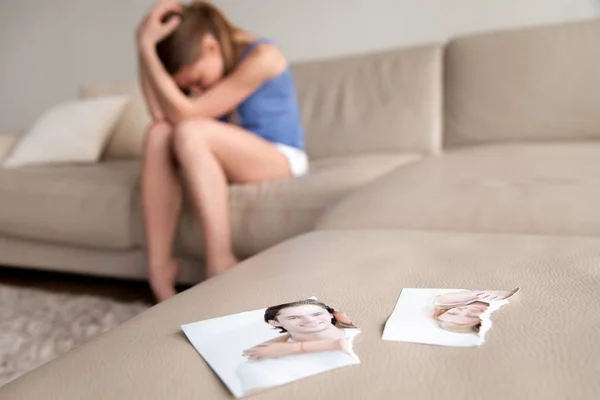 Solitaria esposa sufriendo después de la ruptura en casa —  Fotos de Stock