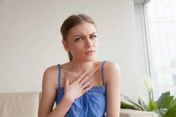 Jonge vrouw bezorgd vanwege compliment — Stockfoto