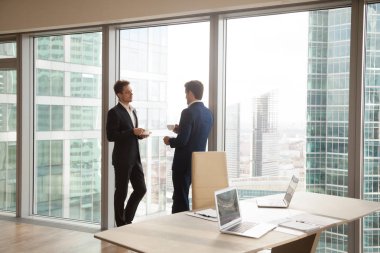 Erkek meslektaşları kahve molası Office