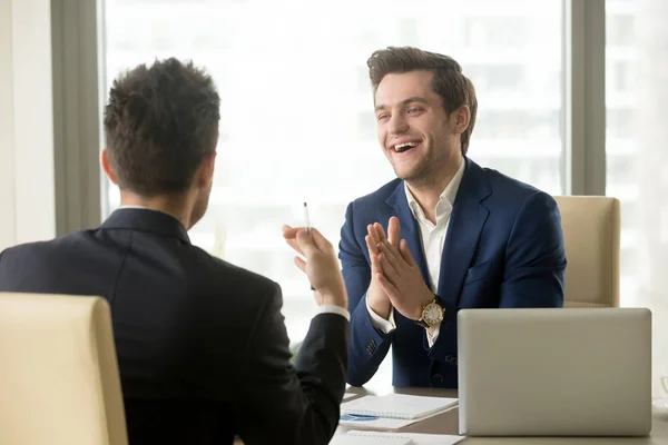 Leider van de onderneming tevreden met succesvolle onderhandeling — Stockfoto