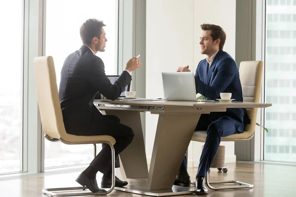 Empresarios exitosos analizando perspectivas —  Fotos de Stock