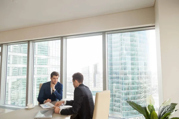 Framgångsrika affärspartner möte i office — Stockfoto