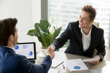 Üzerinde office toplantıda iş ortakları el sıkışma