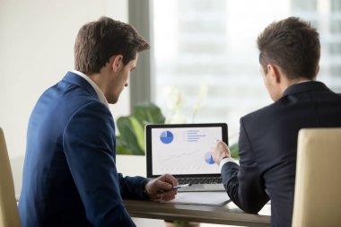 İki Ceo çözümlenirken mali fiyatlarına dizüstü bilgisayar monitörü