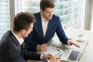 CEO çalışma ofisinde laptop firmaları bir araya