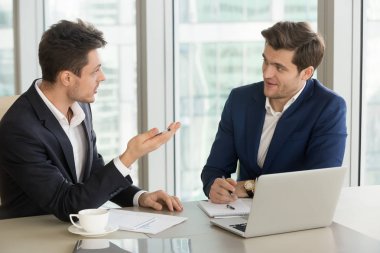 Genç işadamı deneyimli meslektaşım inandırıcı