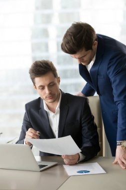 Patronuna belge ayrıntıları açıklayan çalışan