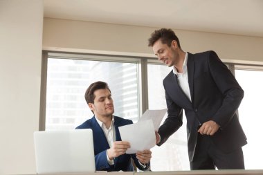 Proje belgelerini yatırımcı için shoving işadamı