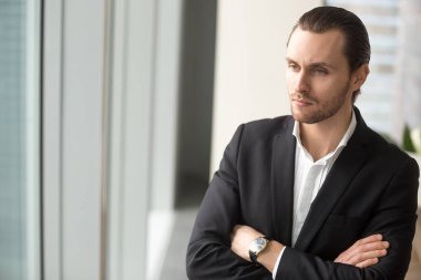 Derin ciddi genç işadamı kurumsal geleceği rağmen hakkında.