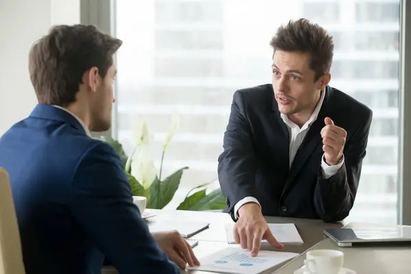 Entrepreneurs discussing business plan on meeting — Stock Photo, Image