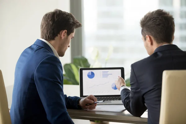 Two CEO analyzing financial rates on laptop screen — Stock Photo, Image