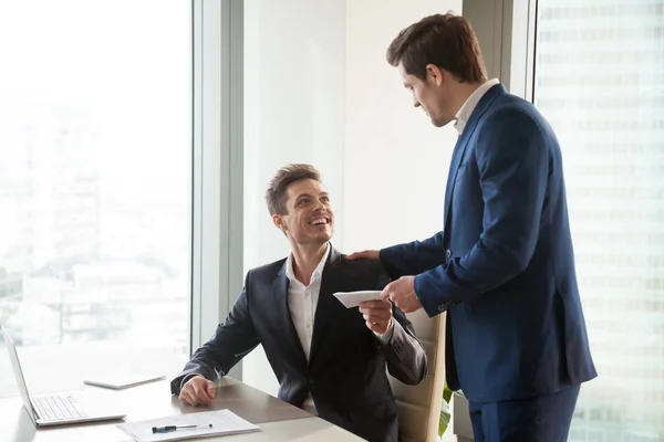 Jefe dando prima de dinero a empleado feliz —  Fotos de Stock