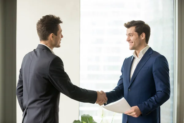 Biznesmeni, drżenie rąk, podczas spotkania w biurze — Zdjęcie stockowe