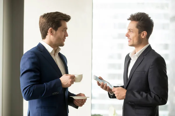 Två framgångsrika affärsmän diskuterar business — Stockfoto