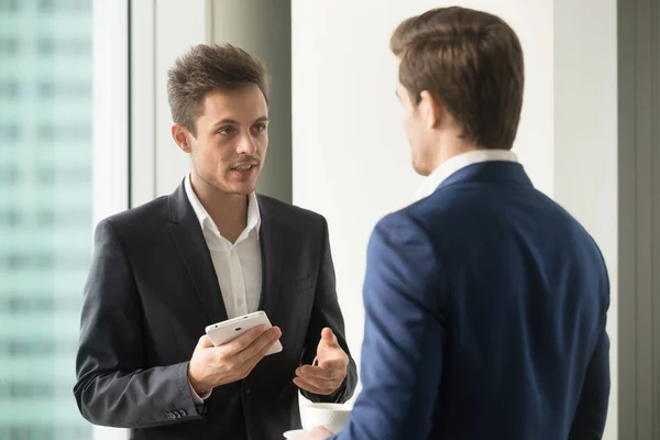 Kollegor diskutera möjlig lösning eller idéer — Stockfoto