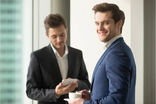 Självsäker VD dricka kaffe och planera arbetsdagen — Stockfoto