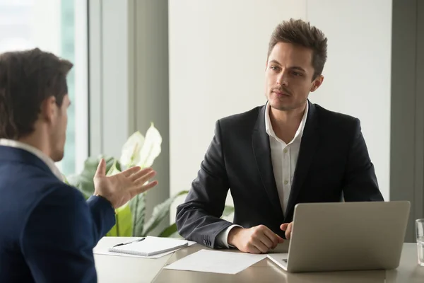 Fokuserad affärsman lyssnande partner bra erbjudande — Stockfoto