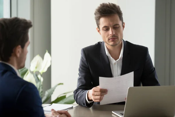 Ondernemer studeren veel voorwaarden in kantoor — Stockfoto