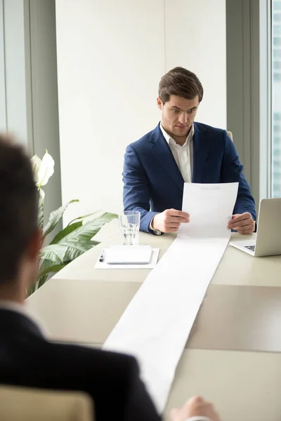HR manager reading too long candidates resume