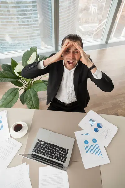 Distraught businessman at work looking up screaming in anger. — Stock Photo, Image