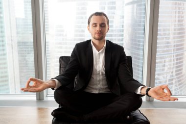 Modern ofis içinde işyerinde meditasyon başarılı iş adamı.