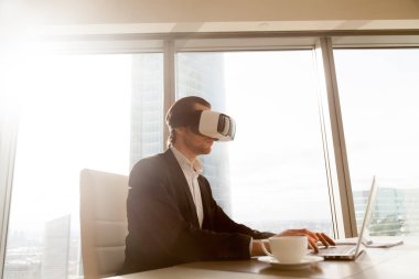 İşadamı uygulama sınadıktan bilgisayarınızda Vr kulaklık