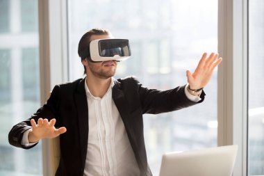 İşadamı hava içinde sanal gerçekçiliğe ilişkin dalmış dokunmadan vr kulaklık