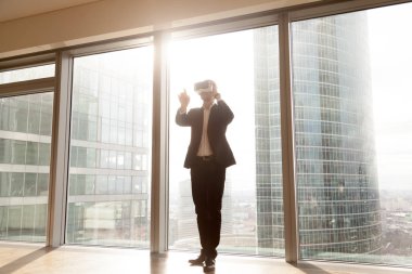 Parmak havada işaret vr kulaklık, işadamı giyer.