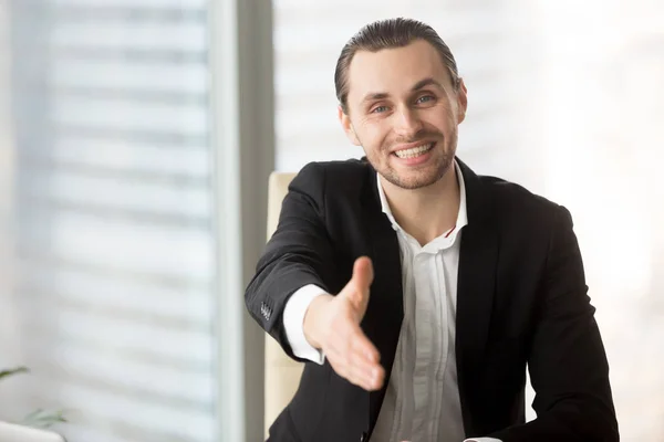 Vriendelijke glimlachende zakenman aanbieden hand voor groet of eens — Stockfoto