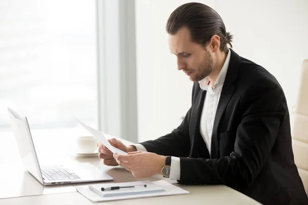 Serious businessman in the office reading important financial do — Stock Photo, Image