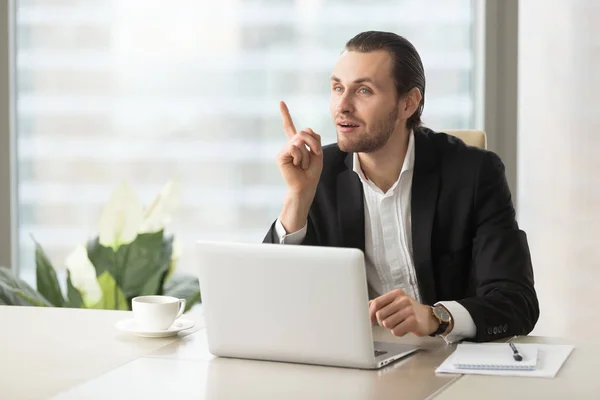 Jonge zakenman kreeg ineens geweldig idee op Bureau. — Stockfoto