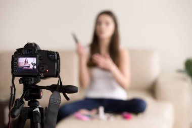 Genç kadın videoblogger ürün inceleme blog için kayıt.