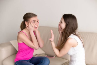 Bir tanesi nişanlanmak kutluyor kız heyecanlı