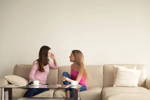 Duas jovens namoradas relaxando em casa e tendo conve pessoal — Fotografia de Stock