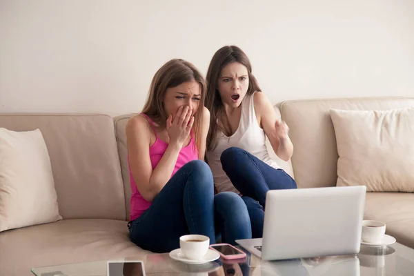 Twee bang vriendinnen schreeuwen tijdens het kijken naar horrorfilm. — Stockfoto