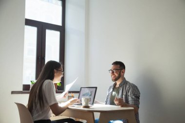 İki mutlu iş adamları başarılı başlangıç tartışıyor.