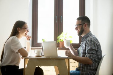 Birlikte bir proje üzerinde çalışan iki Ofis çalışanları.