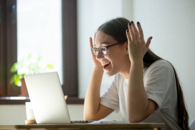 Genç yetişkin kadın onu laptop yolu ile iyi haber alma
