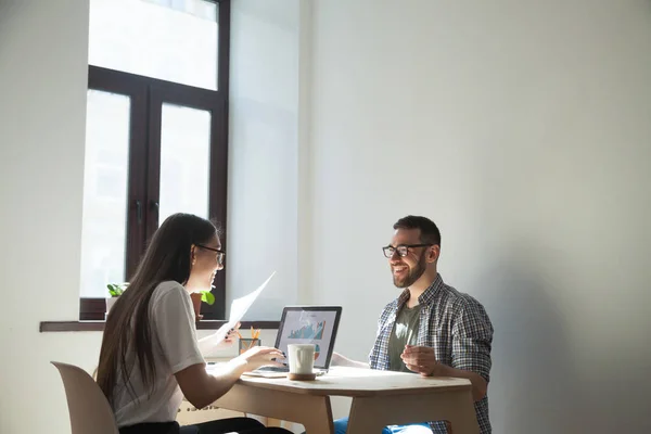 Dwa szczęśliwy biznesmeni, omawiając startupu. — Zdjęcie stockowe