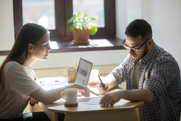 Dos empresarios sellan un trato . — Foto de Stock