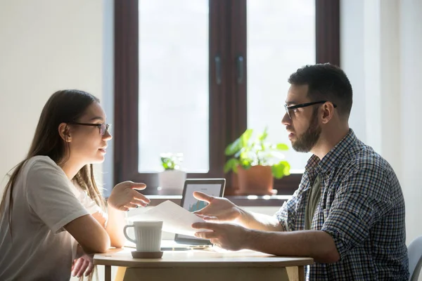 Zwei Studenten trinken Kaffee und diskutieren ein neues Projekt. — Stockfoto