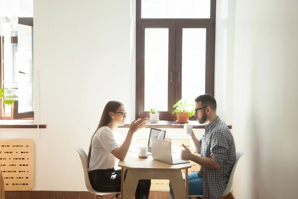 Dos personas trabajando juntas en un proyecto . — Foto de Stock